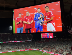 Qualcomm CEO Cristiano Amon and CMO Don McGuire present the Snapdragon Cup to Manchester United - Photo by Melody Brue